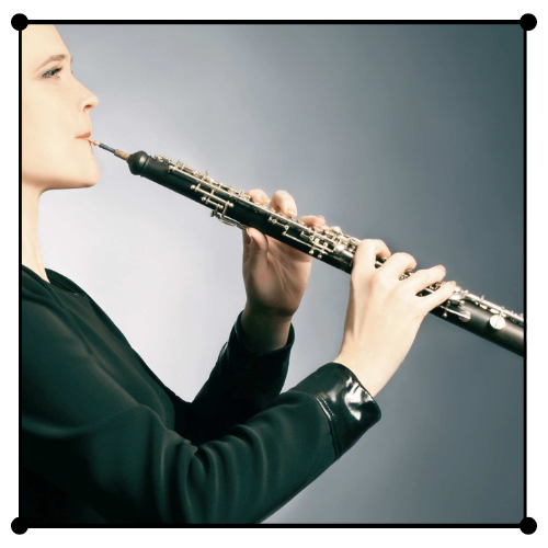 Mujer tocando el oboe